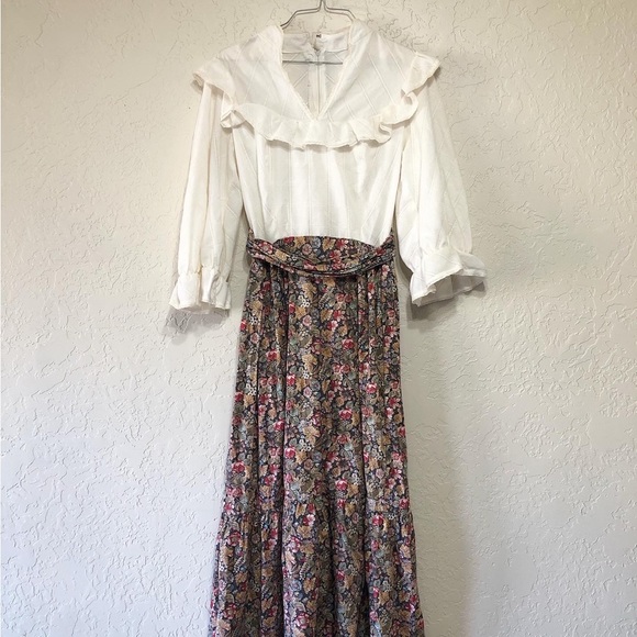 Vintage 1970’s Woman’s Long Ruffle Top Flower Print Dress - Picture 4 of 6